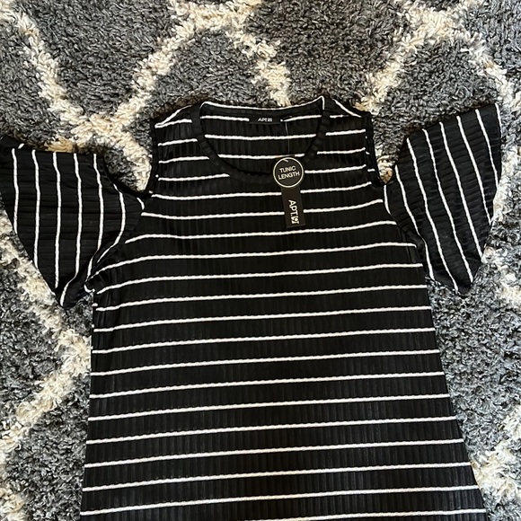 Apt 9 Tunic - Picture 2 of 5